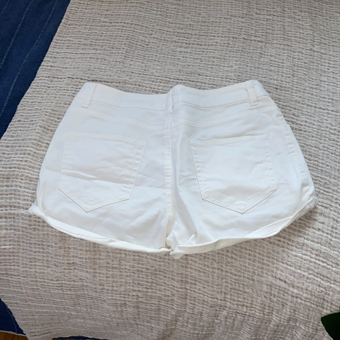 Vita shorts från Amisu - 1