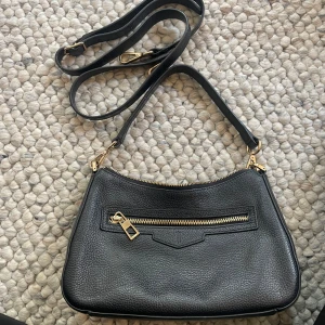 Hobbs London väska - Säljer min fina väska från Hobbs London i färgen ”navy blue”. Använd ett fåtal gången men har inga skador eller slitage, ser ut som ny ☺️ medkommer ett långt axelband! Köptes för 2000kr. 