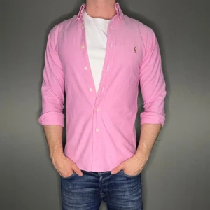 Ralph lauren skjorta - Hej säljer nu min fina Ralph lauren skjorta i storlek S. Den är i nyskick och kommer vara otroligt snygg nu i vår och framåt sommaren. Nypris cirka 1600kr! Vi kommer att sälja liknande produkter nu i vår och närmare sommar så glöm inte följa profilen!🌊🍾