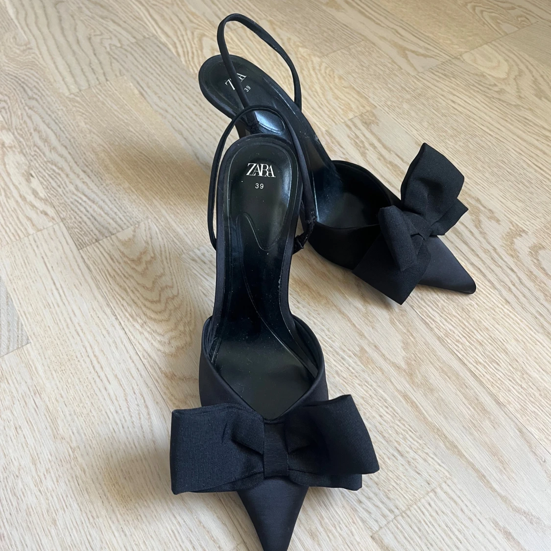 Svarta pumps med rosett från Zara - 1