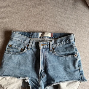 Blå jeansshorts från Levi's - Använda levis shorts i storlek 36
