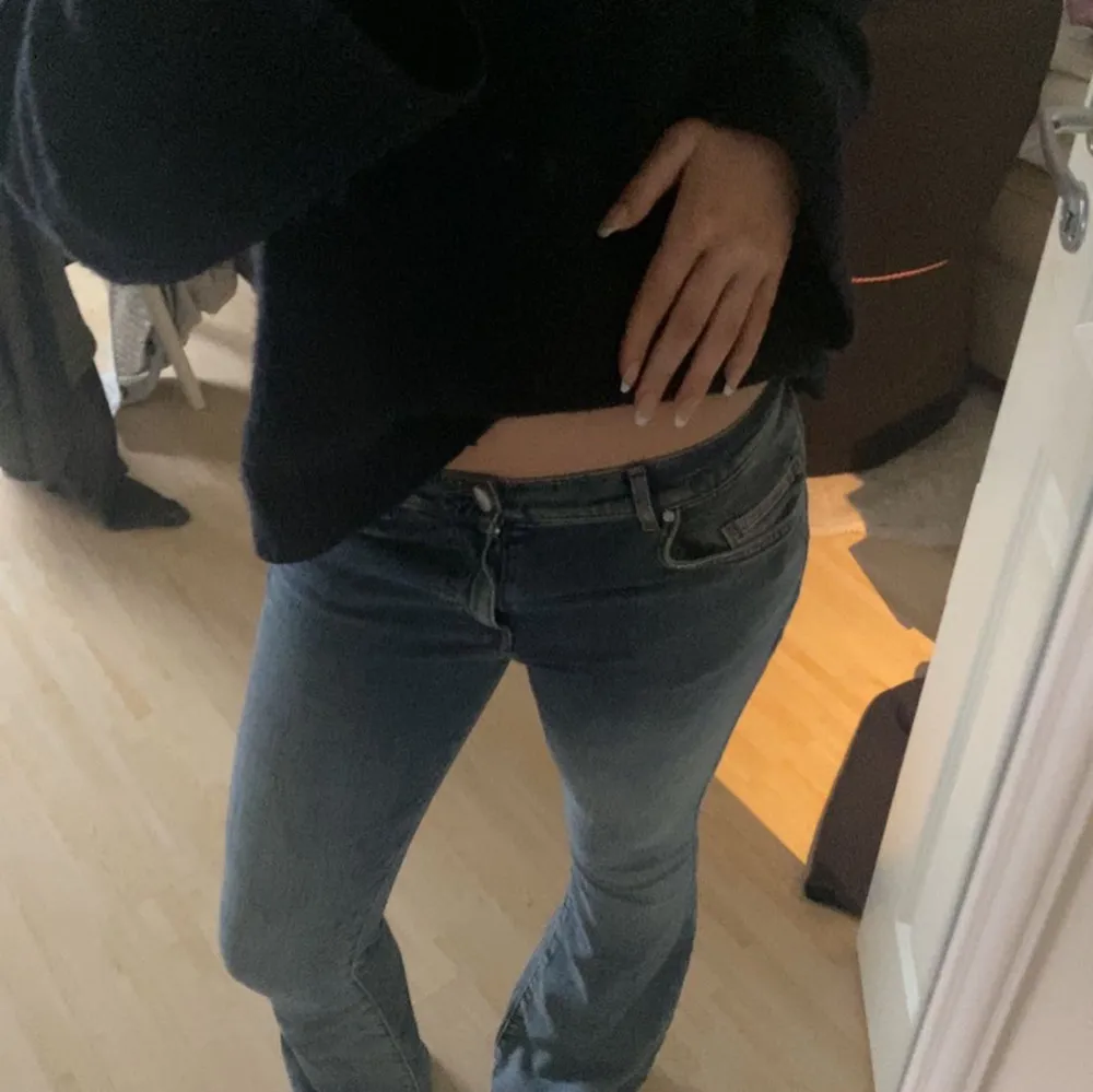 Skriv innan för de ligger ute på Vinted med!! Snygga blå jeans från Bik Bok med låg flare. Strl S och 32 i längden. Aldrig använda. De är i ett litet skönare material. Köpta för ca 400-600 kr, kommer ej ihåg exakt. Pris kan diskuteras!! Det ser ut som en fläck på bilden men det är ljuset! . Farkut & Housut.