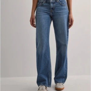 Blå Levis jeans - Säljer ett par klassiska blå Levis jeans med låg midja och lös passform. De har riktiga fickor och en knappgylf. De är det bästa byxor jag haft men har växt ur dem..  Längden är 34 och midjan 25.