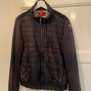 Parajumper cardigan - Säljer dennna cardigan i storleken L, passar dock M!! En defekt på sist bild. Jag har dessutom fixat hålet på armen så det syns inte längre kom pv för mer bilder eller frågor!