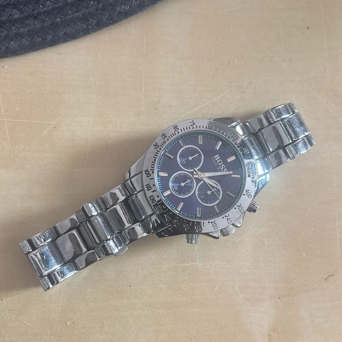 Silverfärgad klocka från Boss