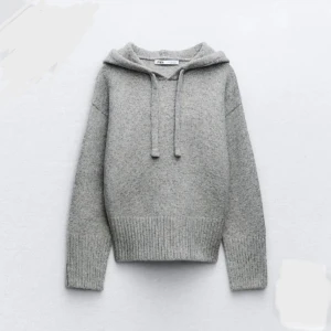Grå stickad hoodie - Trendig superfin grå hoodie från zara! Lite nopprig men skulle säga att den är i bra skick!! 