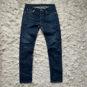 A.P.C selvage jeans - Tjena, säljer nu ett par otroligt snygga selvage jeans ifrån de exclusiva märket A.P.C. Jeansen är i storlek 30 och i modellen slimfit. Nypris runt 3500kr. Jeansen har en otroligt snygg tvätt och är i ett bra skick. Om du har några frågor eller funderingar är det bara att höra av sig! :)