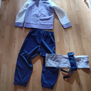 Hinata Hyuga cosplay - Säljer min Hinata Hyuga cosplay. Den är från Doki Doki storlek S och jag har använt den ett par gånger. Det som ingår är flis, byxor och de där två grejerna för benen. 