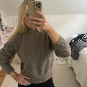 Stickad tröja & Other stories  - Stickad brun tröja från & other stories! I strl XS. 