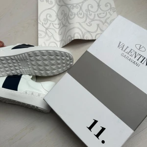 Valentino Garavani  - Snygga Valentino Garavani sneakers i vitt med en stilren mörkblå detalj. Riktigt feta till sommaren. Helt nya. Kom privat vid frågor eller funderingar 👍👍
