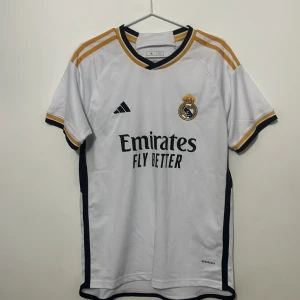 Real Madrid tröja 23/24 - Snygg Real Madrid tröja från 23/24 säsongen i storlek M/S med Vini Jr 7 på ryggen. Mycket bra skick, nästan oanvänd. Pris kan diskuteras.