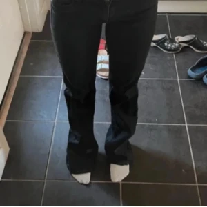 Svarta bootcut jeans - Säljer ett par mörk gråa bootcut jeans med låg midja. De är i storlek 27/32 från Monki. De är omsydda så att de blir extra lågmidjade och är även lite slitna nere vid fötterna, men ingenting som märks av💗