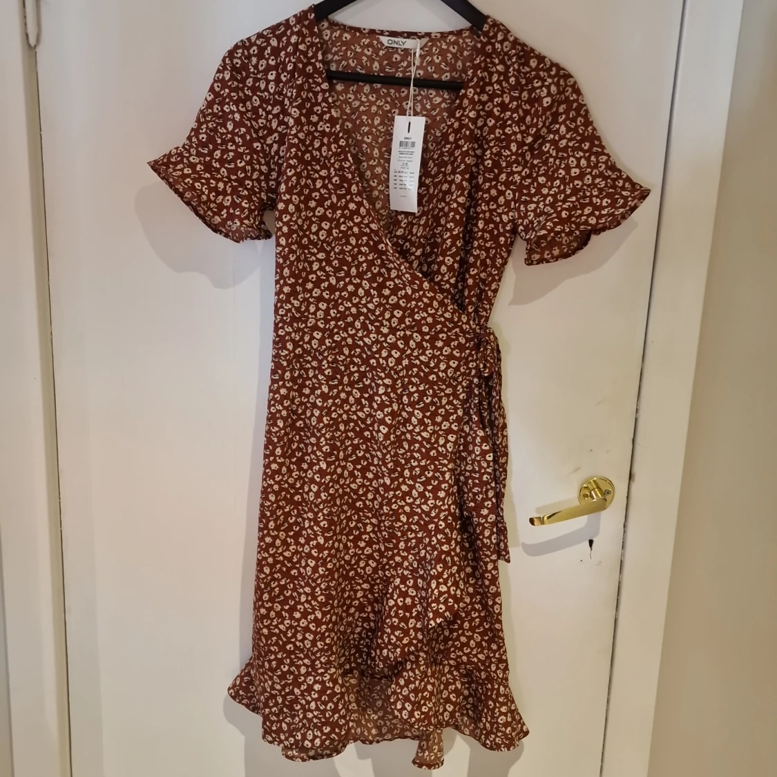 Brun blommig omlottklänning från ONLY stl 36