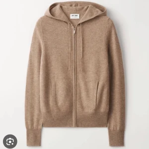 Beige kashmir hoodie från Soft Goat - Säljer en lyxig beige hoodie i 100% kashmir från Soft Goat. Denna färg finns inte kvar på deras hemsida, men skriv om du vill ha fler bilder så skickar jag🙌
