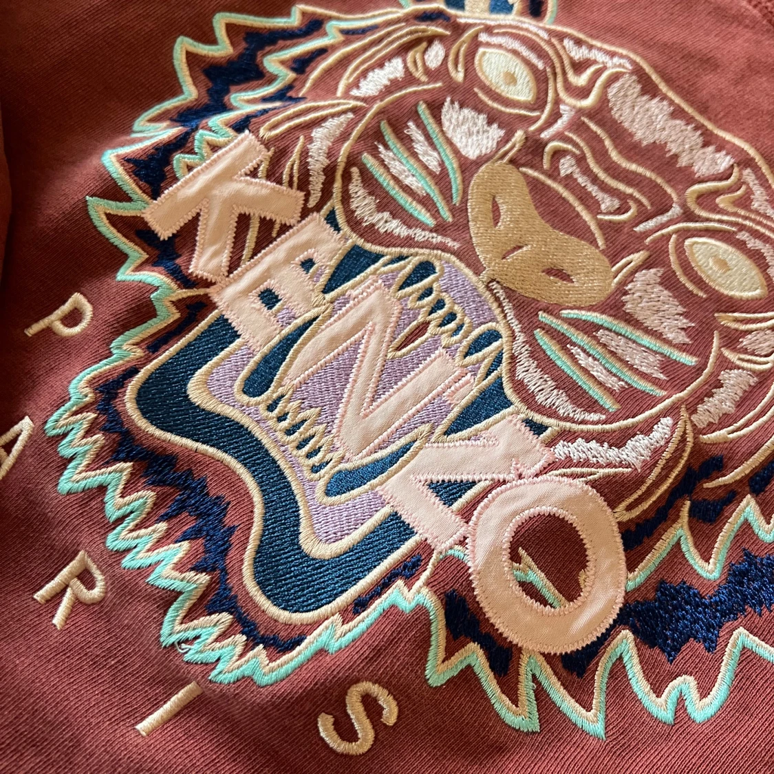 Röd sweatshirt från Kenzo med tigerbroderi - 1