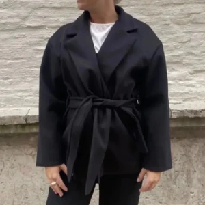 Svart Missäy kappa - Missäy kappa knappt använd!💞