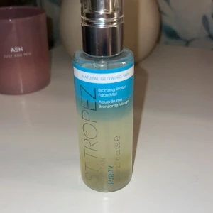Bronzing Water Face Mist från St. Tropez - Fräscha upp din hy med St. Tropez Bronzing Water Face Mist. Denna ansiktsmist ger en naturlig solkysst glöd och återfuktar huden. Perfekt för en snabb och enkel applicering med en tropisk doft. (Nypris 233kr)