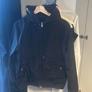 Moncler windbreaker - Säljer en snygh svart moncler windbreaker i stolrek 1 (S) Jackan har kvar tags men inte triangel, nfc funkar. Osöker på äktenhet köpt av en kompis. Var inte rädd o fråga!