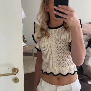 Beige stickad topp från Zara - Säljer en söt beige stickad topp från Zara!Jätte fin nu till sommaren☀️, säljs pga att den inte kommer till användning, har bara använts 1 gång, så den är så gått som ny!🥰 passar till jätte mkt😍