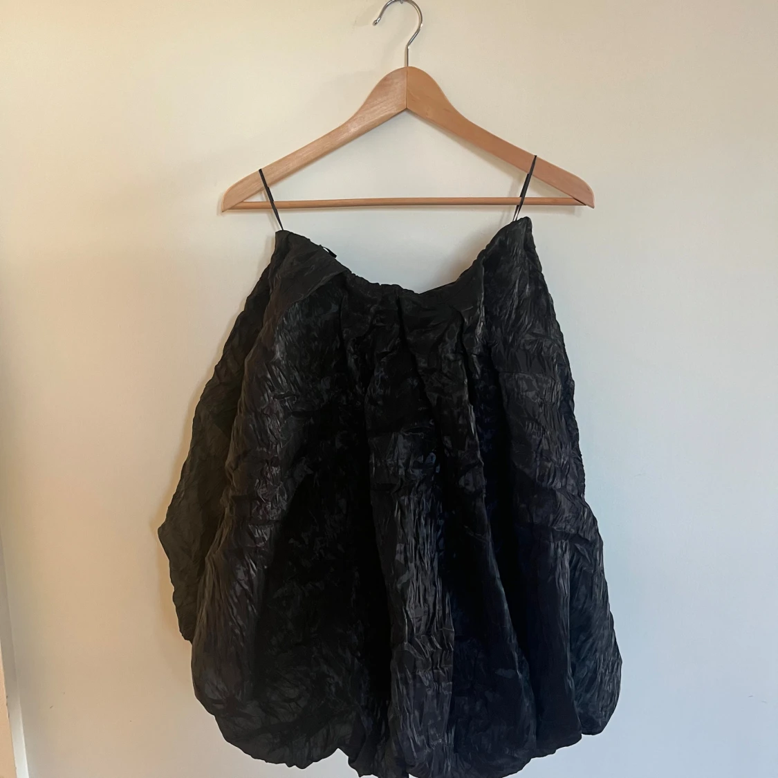 Svart axelbandslös klänning - 2