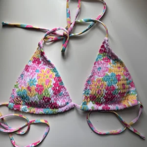 Färgglad bikiniöverdel - Jättegullig bikiniöverdel, man kan matcha med exempelvis en vit underdel. Aldrig använd, hör av dig vid frågor 💞 