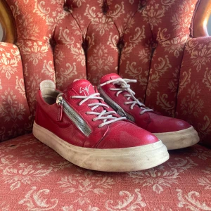 Gussepie zanotti  - Snygga röda sneakers med dragkedja och snörning. Tillverkade i Italien med en vit sula som ger en cool kontrast. Perfekta för en stilren look.