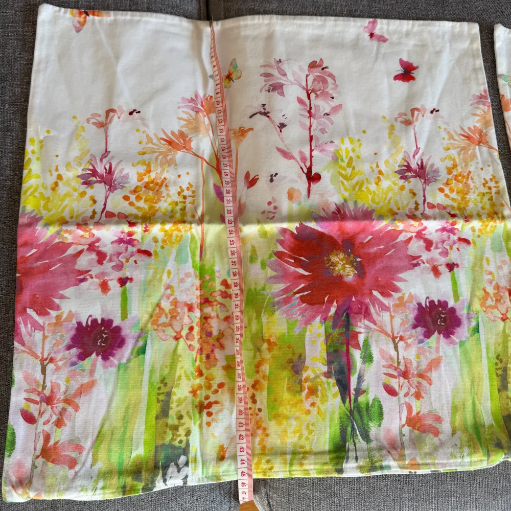 Två stycken kuddfodral från Apelt med blommigt motiv. Dragkedja. Knappt använda, som nya. Djurfritt och rökfritt hem. Tvättade. Muu.