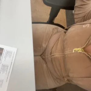 Juicy contoure  - Använd ett par gånger men i super skick. Den är i storlek xs. Inga fläckar eller skador 