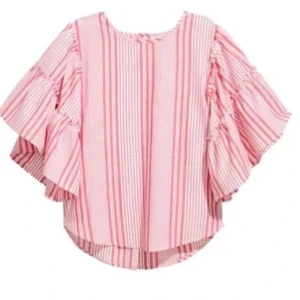 Randig blus med volangärmar - Säljer en söt blus med rosa och röda ränder. Blusen har korta volangärmar och knappar i ryggen. Perfekt för en somrig look!