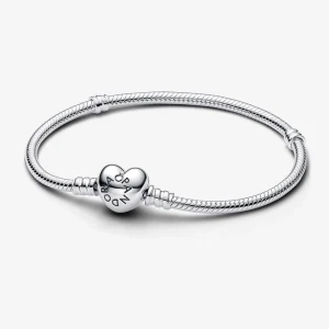 Silverarmband från Pandora - Elegant silverarmband från Pandora med ett hjärtformat lås. Armbandet har en stilren design med en ormlänk och är perfekt för att bära med andra smycken eller som ett statement piece.