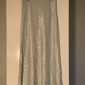 Sidenkjol från BikBok - Snygg långkjol från BikBok i siden. Kjolen passar perfekt för olika tillfällen. Storlek XS, men passar även S! 