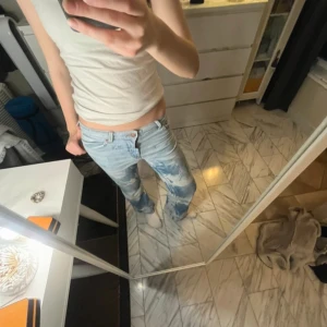 Blå tie dye jeans - Snygga lågmidjade tie dye jeans som jag säljer då det tyvärr är för korta på mig som är ca 168💕