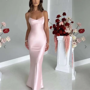 Balklänning  - Jätte fin balklänning! Säljer då den är för liten vid bysten men annars inget fel på den🩷