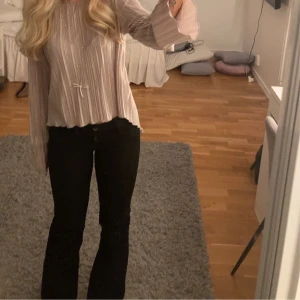 Svarta bootcut jeans - Snygga svarta bootcut jeans med klassisk design. Perfekta för en stilren look. De har en normal passform och är tillverkade i ett bekvämt material. (De är lite urtvättade men fortfarande svarta). Vet ej storleken men skulle gissa på XS-S