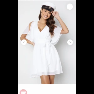 Vit klänning  - Vit klänning som jag beställde till studenten men hade en annan klänning istället. Den är aldrig använd, lapparna är dessutom kvar. Storlek 38