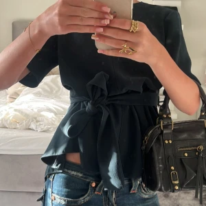Blus med knytband - Snygg  blus med korta ärmar och ett elegant knytband i midjan. Perfekt för att ge en stilren look💕 köpt här på Plick men aldrig använt❤️