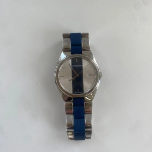 Silver och blå klocka från Calvin Klein - Elegant klocka från Calvin Klein, perfekt för en het klocka till sommaren. Klockan passar en grabb från 12-14 år gammal. Nypris 2999, skriv 💬 m ni har frågor 🤗