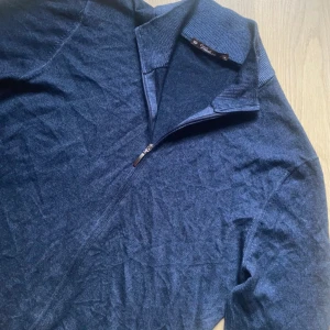 Ull cardigan Made in italy  - Säljer nu ett mycket fint plagg från icke existerande exklusiva märket viadeste från Italien! Tröjan är 100 procnet ull och är mycket sköm att ha på sig! När tröjan gick att köpte såldes den för cirka 300 euro som motsvarar cirka 3000 kr! Tröjan har ett litet hål i nacken som därav drar ner priset men som inte är märkbart! 