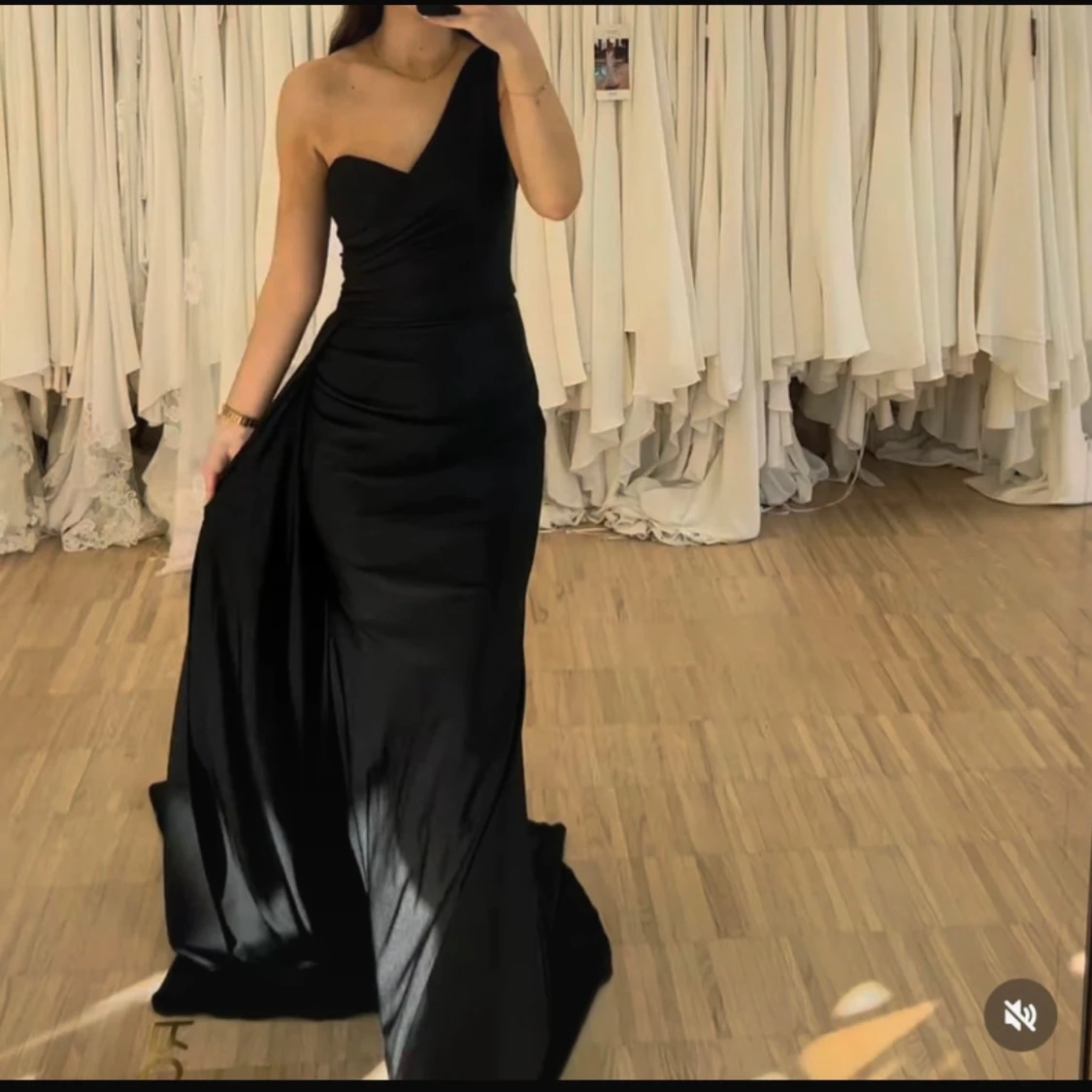 Svart axelbandslös långklänning - 1