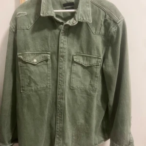 Grön jeans jacka från Casual Clothing - Säljer nu en exklusive jeans jacka som är perfekt nu inför sommaren, den är i väldigt bra skick och bara använd fåtal gånger.