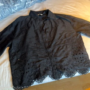Svart  skjorta  - Jätte snygg svart skjorta med snygga detaljer. Perfekt till sommaren till vardags eller som pullover till stranden. Aldrig använd, skriv vid frågor❤️ nypris 559, säljer för 349🥰