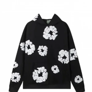 Svarta mjukisbyxor med blommönster - Snygga svarta mjukisbyxor med vita blommönster. Byxorna har en bekväm passform med snörning i midjan och elastiska muddar vid bensluten. Perfekta för en avslappnad stil.