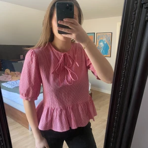 Rosa topp med knytband! - Superfin topp, vårig och söt!