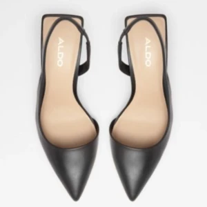 Svarta pumps från Aldo - Eleganta svarta pumps från Aldo med spetsig tå och smal klack. Perfekta för en stilren look. Originalpris 800kr. Storlek 38