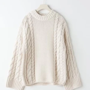 Vit stickad tröja med flätmönster - Säljer en mysig vit stickad tröja med ett snyggt flätmönster längs ärmarna och sidorna. Tröjan har en rund halsringning och långa ärmar, perfekt för kyliga dagar. Från ginatricot i storlek S, bra skick.