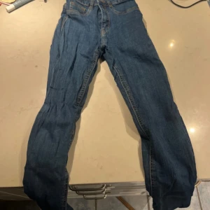 Blå jeans från Gina - Säljer ett par klassiska blå jeans från Gina, modell Molly i storlek XS.