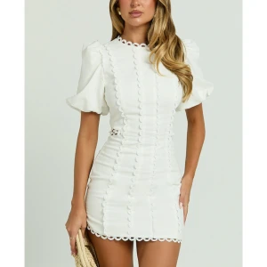 Showpoo Studentklänning - Helt ny studentklänning från showpo. Beställde fel storlek. Hade kunnat byta mot en i storlek 38 eller sälja. Prislapp är kvar. Otrolig fin och fin passform bara att den är för liten för mig