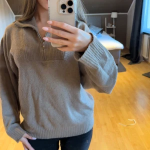 Beige/ brun stickad tröja - Jätte mysig stickad tröja från Nelly. Skriv vid frågor❤️