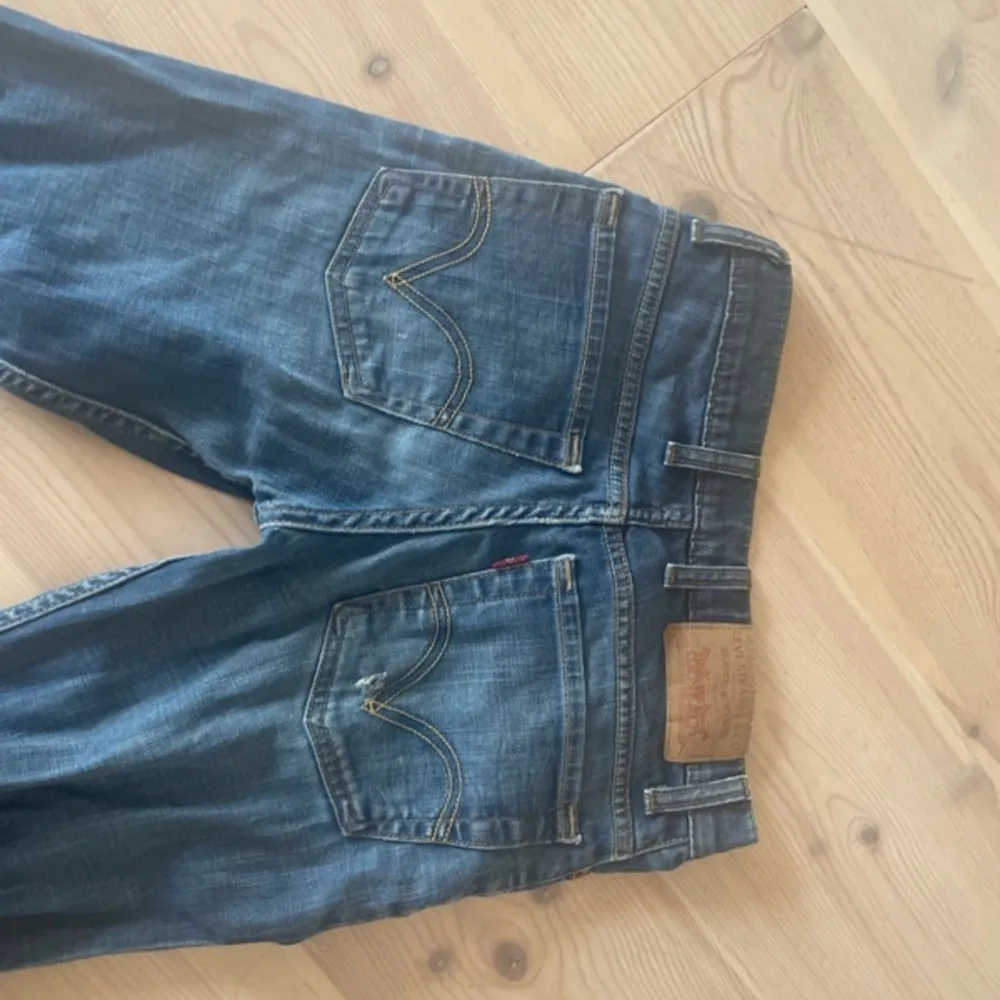 Säljer ett par klassiska blå bootcut jeans från Levis 🩷.De har en låg midja och är tillverkade i jeansmaterial. Perfekta för en avslappnad stil.. Farkut & Housut.