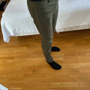 Gröna jeans  - Snygga olivgröna jeans med slimfit passform. Från J Lindeberg. Storlek 30,32 